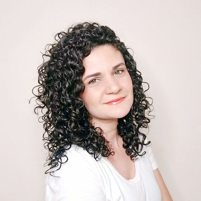 Brazilian woman with curly hair showing how her curls look when using a diffuser.