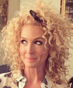 What Kimberly Schlapman of Little Big Town Uses On Her Curly Hair