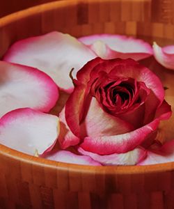 4 Ways to Use Rose Water for Damaged Hair