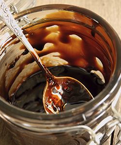 4 Reasons to Try Black Molasses On Your Hair This Week