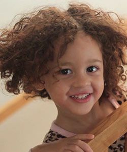 Bea's Bathtime Routine | Curly Kids