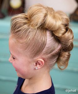 The Cutest 3-Minute Flower Bun Hawk