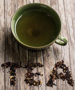 How to Do a Tea Rinse for Longer, Stronger Hair
