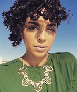 3 Heatless Ways to Stretch Your Curls