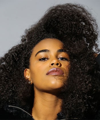 Pink Roots Founder Mariel Mejia: From Growing Up with "Pelo Malo" to Celebrating Her Hair & Latinx Heritage