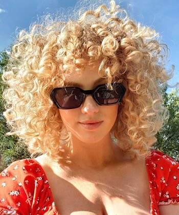 This Super Scrunch Method Will Give your Curly Hair Extra Volume and Definition