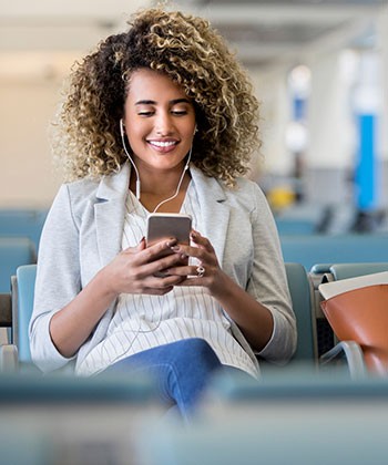 How to Refresh Dry Lifeless Curls While Traveling