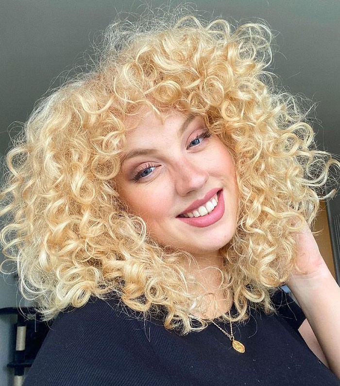 toni-macaroni-curly-curtain-bangs-