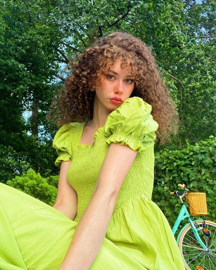 imsaskiaaa-curly-curtain-bangs
